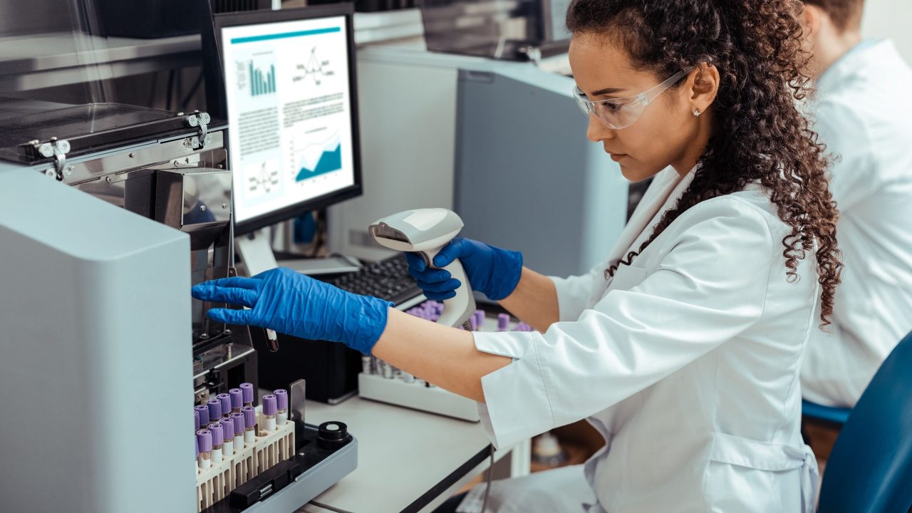 Medical-Lab-Assistant-scaled